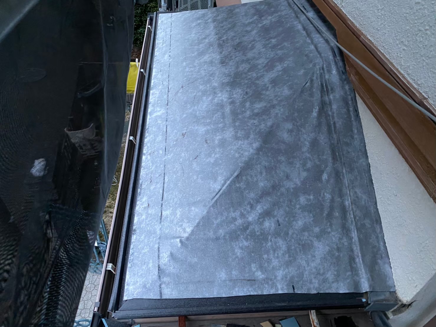 下屋根の作業開始で防水紙設置